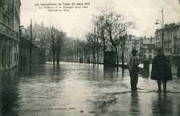 Delcampe - Carte Postale Ancienne Corrèze Les Inondations De Tulle 24 Mars 1912 Le Theatre Et Le Kiosque Dans L'eau Marché Au Bois - Tulle