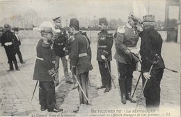 Delcampe - Les Obsèques Des Victimes De La République - Le Général Brun Et Tremeau Remerciant Les Officiers étrangers 1910 - Beerdigungen