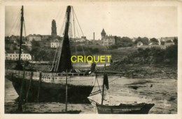 Delcampe - 29 Douarnenez, Port De Tréboul, SuperbeThonier à Sec Au 1er Plan - Douarnenez