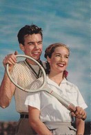 Delcampe - Carte Vers 1950 FEMME ET HOMME ENTRAINEUR AU TENNIS - Tennis