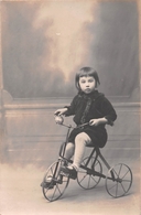 Delcampe - ¤¤    -   Carte-Photo Non Située    -   Petite Fille Sur Un Tricycle  -  Vélo  -  ¤¤ - Spielzeug & Spiele