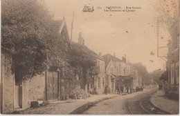 Delcampe - BARBIZON - Rue Grande  - Les Fauvettes Et Cyrano - Voiture Ancienne, Personnages à Gauche. - Barbizon
