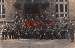 Carte Postale Photo Militaire Allemand DÜSSELDORF-DUESSELDORF (Allemagne)  Troupe Soldats Casquette Et Fusil 2 Scans - Duesseldorf