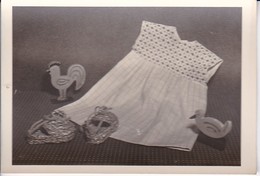 Delcampe - AK Foto  Kinderkleid - Bastschuhe - Holzspielzeug - Ca. 1940/50 (39038) - Mode