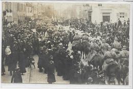 Delcampe - 57 SARREBOURG . Carte-Photo . Régiment Arrivant Avec Son Etendard  , édit : Sans , écrite Le 27/09/1917 , état Extra - Morhange