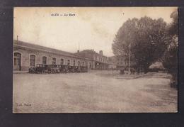 Delcampe - CPA 30 - ALES - Alès - La Gare - TB PLAN Extérieur Edifice CHEMIN DE FER + TB AUTOMOBILES Devant - Alès