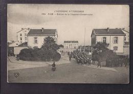 Delcampe - CPA 63 - RIOM - Entrée De La Caserne D'Anterroche - TB PLAN Militaires Animation Défilé - Riom