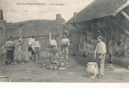 58 // SAINT AMAND EN PUYSAIE, Une Poterie - Saint-Amand-en-Puisaye