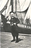 Urk, Aan De Haven  (klederdracht)    (glansfotokaart) - Urk