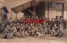 Carte Photo Militaire Français Camp De BITSCH-BITCHE (Moselle) Groupe Soldats  Béret - Bitche