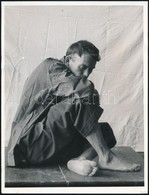 Cca 1945 Ék Sándor (1902-1975) Festőművész és Fotóriporter Hagyatékából Jelzés Nélküli Vintage Fotó (Töprengő), 24x18 Cm - Sonstige & Ohne Zuordnung
