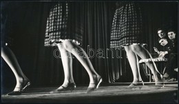 Cca 1960 Lábszépségverseny, Jelzés Nélküli Vintage Fotó, 13,5x24 Cm - Andere & Zonder Classificatie