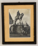 Cca 1930-1940 Kolozsvár, A Mátyás Király Emlékmű, 1918 Előtti Fotó Későbbi Előhívása, üvegezett Keretben, 23×17,5 Cm - Andere & Zonder Classificatie