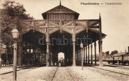 T2/T3 1915 Püspökladány, Vasútállomás Faszerkezetes Előcsarnoka, Vagonok / Bahnhof / Railway Station - Zonder Classificatie