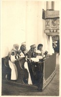 T2 1933 Torockó, Rimetea; Népviselet A Templomban / Transylvanian Folklore In The Church, Interior. Foto Orig. J. Fische - Zonder Classificatie