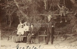 T2/T3 1906 Szobránc, Sobrance; Előkelő Társaság Kirándulása, Faágon ülő Fiú / Gentleman And Ladies, Hikers, Boy Sitting  - Zonder Classificatie