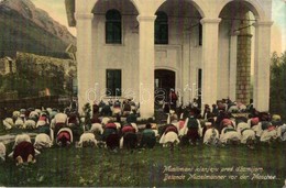 ** T2 Muslimani Klanjaju Pred Dzamijom / Betende Muselmänner Vor Der Moschee / Muslim Folklore In Front Of The Mosque. W - Ohne Zuordnung