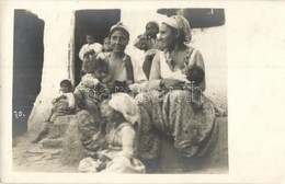 ** T2 Cigányputri, Szoptató Cigány Hölgyek / Zigeuner Hütte / Gypsy Hovel, Gypsy Women Nursing Babies. Photo - Unclassified