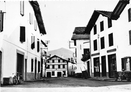 Espelette - Village Coquet - Type De Maison Basque - Café - Au Fond L'Escandray - Espelette