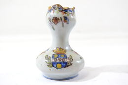 Petit Vase En Céramique De Style Quimper Ou Rouen, Décor Cherbourg - Quimper/Henriot (FRA)