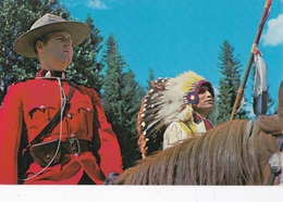 THE ROYAL CANADIAN MOUNTED POLICE SITS HIS HORSE BESIDE A COLORFUL CANADIAN INDIAN CHIEF  VG   AUTENTICA 100% - Edmonton