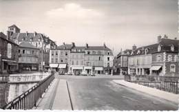 58 - DECIZE : Place Saint Just ( Agence Banque SOCIETE GENERALE ) CPSM Dentelée Photo Format CPA - Nièvre ( Nivernais ) - Decize