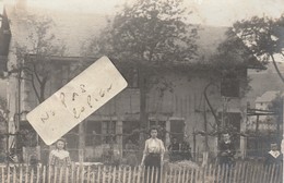 CHAMBERY - Une Famille Devant Une Bâtisse En 1910 ( Carte Photo ) - Chambery