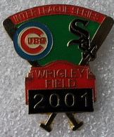 Pin's Baseball Cubs De Chicago Interleague Séries . Wrigley Field 2001 . 30X31 Mm . Superbe - Béisbol