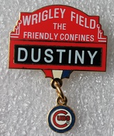 Pin's Baseball Cubs De Chicago . Wrigley Field The Friendly Confines . Dustiny .28X35 Mm . Superbe Egf . émail Grand Feu - Honkbal