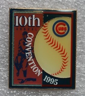 Pin's Baseball Cubs De Chicago . Convention 1995 . 26X31 Mm . Superbe - Honkbal