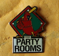Pin's Baseball . 1992 Party Rooms . Perroquet . Ara . Parrot . 26X33 Mm - Honkbal