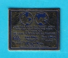 1 PIN'S //   ** PLAQUE COMMÉMORATIVE / APOLLO 11 / N. ARMSTONG /  M. COLLINS / E. ALDRIN ** - Raumfahrt