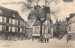 Sarlat La Caneda            24          Place De La Liberté Et Hôtel Des Postes.       (voir Scan) - Sarlat La Caneda