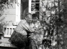 Amusante Petite Photo Originale Couple Amoureux Sous Une Fenêtre, Attention Papy Surveille Derrière La Vitre. - Pin-up