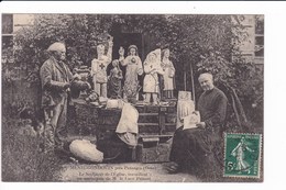 MENIL-GONDOUIN, Près Putanges - Le Sculpteur De L'Eglise, Travaillant En Compagnie De M. Le Curé Paisant - Autres & Non Classés