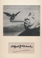 Autographen: ALFRED HITCHCOCK (1899-1980), Eigenhändige Unterschrift Auf Karte Zusammen Mit Kopierte - Autres & Non Classés