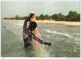 GUINE GUINEA GUINEE BISSAU BIJAGOS ISLANDS PESCADOR BLACK FISHERMAN  (2 SCANS) - Guinea Bissau