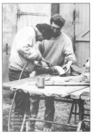 Flins Sur Seine - Gérard Leperchey, Artisan Couvreur, Soude Un Coude De Gouttière Zinc - Flins Sur Seine