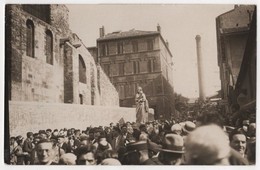 Carte Photo Procession Religion Foule Panneau Chaussures Démon Cheminée Fosse Eglise Lieu à Identifier - A Identifier