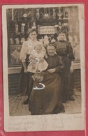 Forchies - Famille Devant Une Vitrine De Magasin ...à Situer - Carte Photo Unique ( Voir Verso ) - Fontaine-l'Evêque