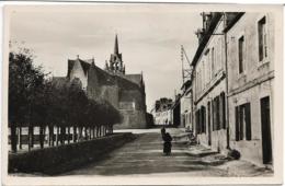 D29 - GUERLESQUIN - AU BAS DU BOURG - CPSM Glacée Petit Format En Noir Et Blanc - Guerlesquin