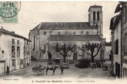 Vouillé-la-Bataille  86  L'Eglise Et La Place Animée -et Attelage Charette - Vouille