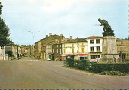 2  CPsm  De  VERDUN Sur GARONNE ( 82 ) La Place De L'Eperon  - Tour Et Porte De L'Horloge . La Place De La Libération - Verdun Sur Garonne