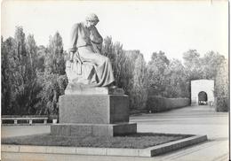 BERLIN - Treptow - Sowjetisches Ehrenmal - Treptow