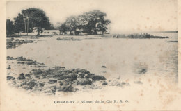 A M 488  /  C P A   GUINEE FRANCAISE - CONAKRY -  WHARF DE LA Cie F  A O. - French Guinea