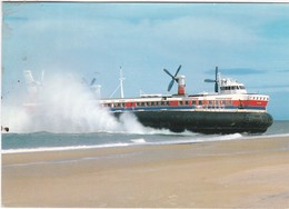 D757 HOVERSPEED ARRIVANT SUR LA PLAGE - Aéroglisseurs