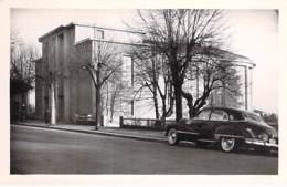 01 - TREVOUX : La Salle Des Fêtes ( Automobile En 1er Plan ) - CPSM Photo Format CPA - Ain - Trévoux