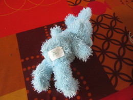 Peluche Lapin Bleu    Yves Rocher      Environ 20 Centimètres Sans Compter Les Oreilles - Cuddly Toys