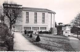 01 - TREVOUX : La Salle Des Fêtes - CPSM Dentelée Noir Blanc Format CPA - Ain - Trévoux