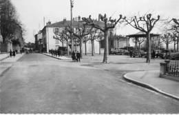 01 - TREVOUX : La  Place De La Terrasse - CPSM Dentelée Noir Blanc Format CPA - Ain - Trévoux